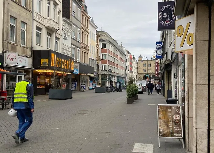 8 At Cathedral 아파트