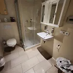 8 At Cathedral 아파트